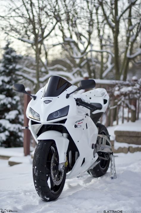 Sport Bike Aesthetic, Honda Bike, Big Bike, Sports Motorcycle Aesthetic, Motor Bikes Aesthetic, White Motorcycle Aesthetic, Motorcycle White, White And Black Motorcycle, Honda Cbr 1000rr Wallpapers