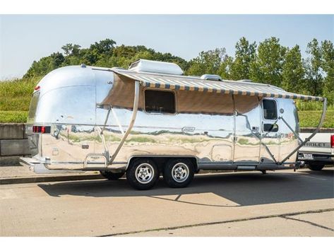 1975 Airstream Land Yacht (CC-1526279) for sale in St. Charles, Missouri Airstream Land Yacht Remodel, Airstream Land Yacht, Vintage Airstream Land Yacht, Airstream Bambi 16, St Charles Missouri, Single Entry Doors, Airstream Basecamp 20, Land Yacht, Airstream For Sale