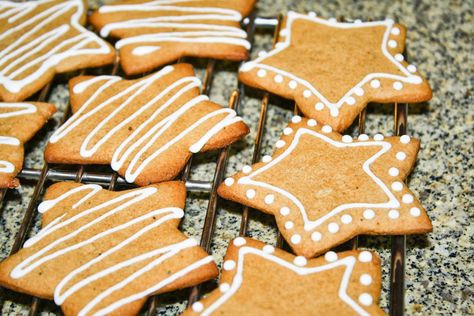 Crispy Gingerbread Cookies, Ginger Bread Biscuits, Easy Gingerbread Cookie Recipe, Holiday Gingerbread Cookies, Easy Gingerbread Cookies, Gingerbread Dough, Cut Out Cookie Recipe, Soft Gingerbread Cookies, Crispy Cookies