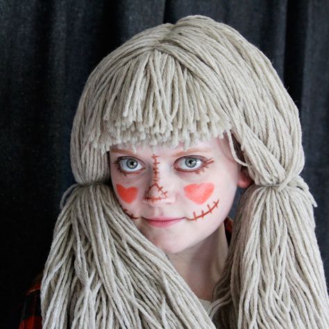 How to easily DIY a scarecrow costume with a yarn wig! Scarecrow Couples Costume, Easy Diy Scarecrow, Make Scarecrow, Scarecrow Costumes, Diy Christmas Costumes, Yarn Wigs, Diy Scarecrow Costume, Scarecrows For Garden, Diy Scarecrow