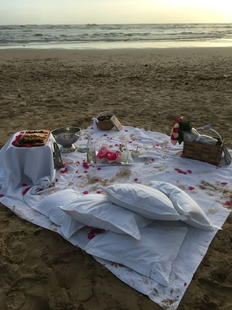 Beach Girlfriend Proposal, Will You Be My Girlfriend Proposal Ideas Beach, Picnic Wedding Proposal, Asking A Girlfriend Out Picnic, Date Night On The Beach, Simple Picnic Proposal, Proposal Ideas Beach Simple, Proposal Simple Ideas, Beach Picnic Proposal Ideas