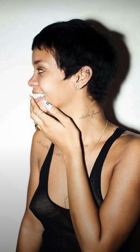 Rihanna Pixie Cut, Rihanna Pixie, Rihanna Short Hair, Very Short Pixie Cuts, Rihanna Hairstyles, Rihanna Looks, Rihanna Photos, Short Hair Pixie Cuts, Bad Gal