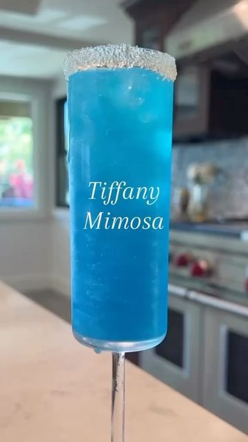 Tiffany Blue Mimosa, Tiffany Mimosa Recipe, Blue Brunch Food, Tiffany Mimosa, Blue Mimosa Recipe, Blue Mimosa, Mimosa Flight, Blue Alcoholic Drinks, Tiffany Birthday Party