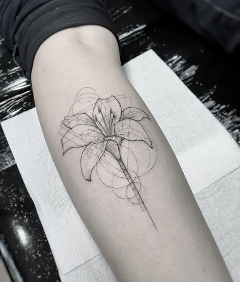 Lírio Lily Geometric Tattoo, Geometric Lily Tattoo, Geometric Daffodil Tattoo, Bella Tattoo, Lillies Tattoo, Daffodil Tattoo, Bug Tattoo, Blue Tattoo, Tattoos Skull