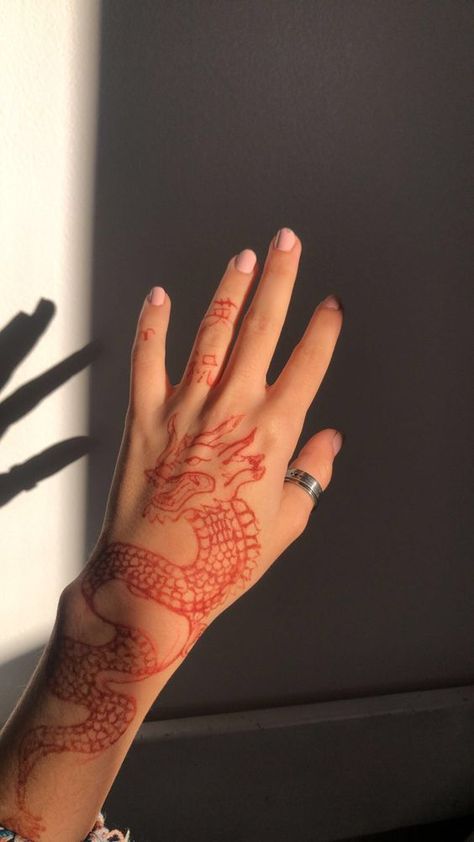 Red Hena Tato Desain, Dragon Henna Tattoo Hand, Dragon Mehndi Designs, Dragon Mehendi Design, Henna Designs Dragon, Dragon Mehndi, Dragon Henna Designs, Dragon Tattoo Hand, Dragon Henna Tattoo