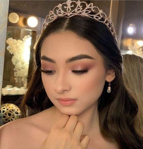 Rose Gold Simple Makeup, Simple Makeup Looks Quince, Quinceanera Make Up Natural, Basic Quince Makeup, Simple Red Makeup Looks For Quince, Xv Pink Makeup, Quinceanera Makeup Natural Rose Gold, Simple Quince Makeup Looks, Simple Pink Quince Makeup