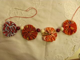 Yo Yo Crafts, Yoyo Garland, Garland Fabric, Make A Garland, Farmhouse Christmas Stockings, Garland Tutorial, Easy Foods, Christmas Craft Projects, Quilted Christmas Ornaments