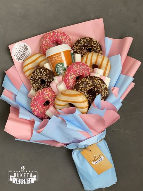 Donut Bouquet, Donut Decorating Ideas, Food Bouquet, Edible Bouquets, 귀여운 음식 그림, Dessert Gifts, Gift Bouquet, Donut Shop, Mini Donuts