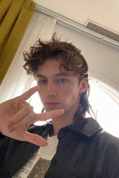 La coupe mulet, coiffure homme tendance de l'année - PsM Troye Sivan Wallpaper, Sivan Wallpaper, Troye Sivan Blue Neighbourhood, Blue Neighbourhood, Franz Beckenbauer, Troye Sivan, Blake Shelton, Zac Efron, Aesthetic Photography Grunge