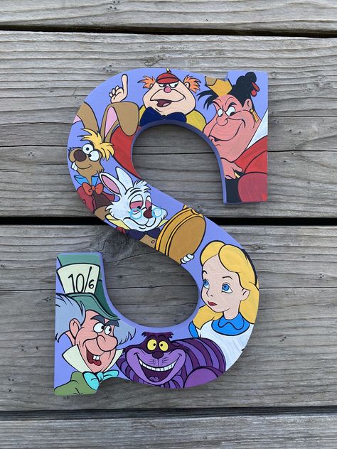 Letter Painting Ideas Wooden, Painted Letters Diy, Wood Letter Painting Ideas, Letras Disney, Wooden Letter Ideas, Painted Wood Letters, Disney Letters, Painting Wooden Letters, Character Letters