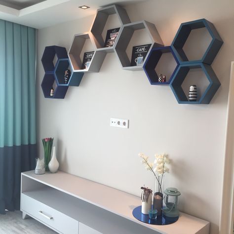 Hexagon wall shelfs by me/ instagram @ebruaydinicmimarlik Hexagon Wall Decor, Hexagon Wall Shelf, Hexagon Wall, Honeycomb Shelves, Shelf Decor Living Room, Home Decor Shelves, Tv Room Design, Wall Shelf Decor, Wall Shelves Design