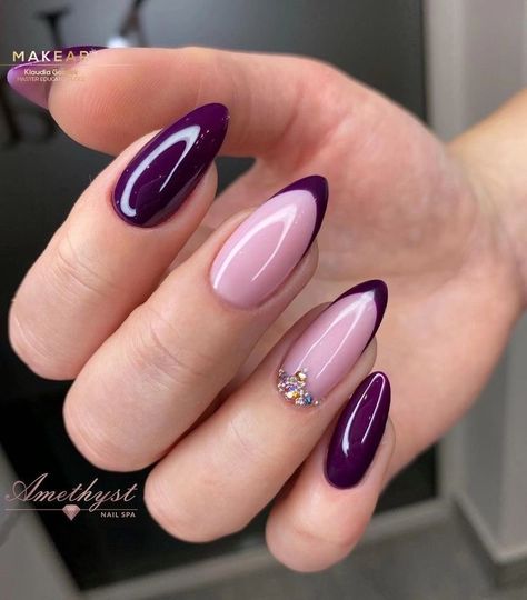 Purple Oval Nails Designs, Dark Purple Design Nails, Oval Design Nails, Almond Nails Dark Purple, Dark Purple Short Nails, Dark Purple Nails Short, Dark Purple Almond Nails, Nails Purple Dark, Purple Holiday Nails