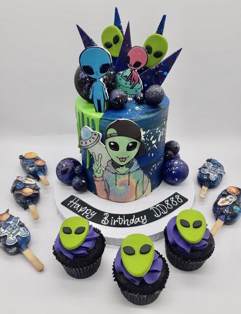 Alien Birthday Cake, Alien Cakes, Alien Birthday Party, Alien Cake, Trunker Treat Ideas, Neon Cakes, Purple Cakes Birthday, Astronaut Birthday, Purple Birthday