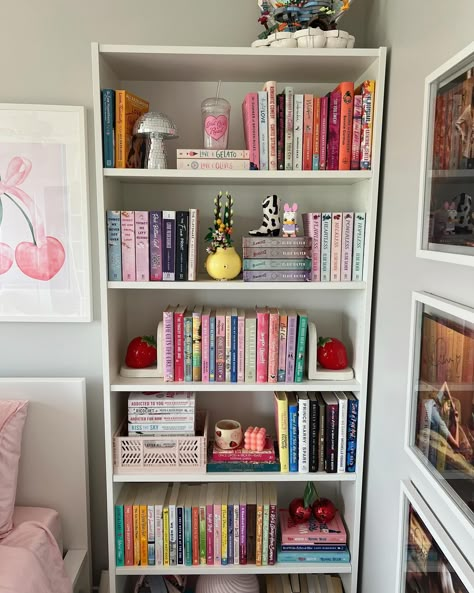 in abby jimenez we trust 🎀📖🤝🏼🍒💐☀️ Cute Bookshelf Ideas, Room Library Ideas, Uni Bedroom, Bookshelf Inspo, Abby Jimenez, Bedroom Book, Bookshelf Inspiration, Lots Of Books, White Room Decor