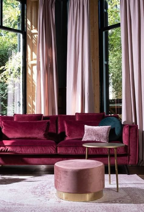 Feminine Living Room Ideas, Burgundy Living Room, Design Interior Modern, Gold Living Room, Pink Living Room, Viva Magenta, Home Room Design, Design Case, Living Room Inspiration