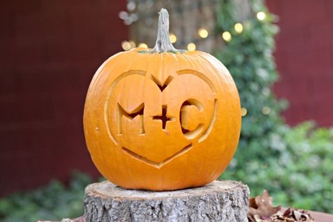 Engaged Pumpkin Carving Ideas, Relationship Pumpkin Carving, Engagement Pumpkin Carving, Wedding Pumpkin Carving Ideas, Wedding Pumpkin Carving, Pumpkin Carving Couples, Couple Pumpkin Carving Ideas, Couples Pumpkin Carving Ideas, Couples Pumpkin Carving