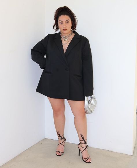 Black over-sized blazer outfit Oversized Blazer Outfit Street Style, Blazer Outfits Street Style, Oversized Blazer Outfit, Nadia Aboulhosn, Curvy Style, Open Blazer, Birthday Stuff, Blazer Outfit, Blazer Outfits