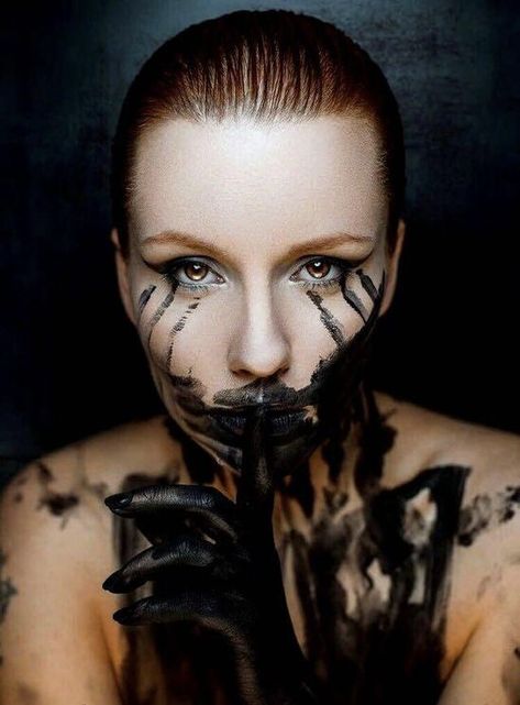 Black Paint Photoshoot, Horror Portrait Photography, Creepy Photoshoot Ideas, Bathtub Photography, Hands On Face, Portrait Black And White, Dark Beauty Photography, Dark Portrait, Europe Germany