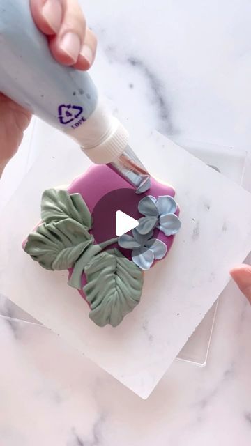 Royal Icing Hydrangea Flowers, Petal Tip Cake Decorating, How To Make Icing Flowers, Piping Leaves, Flower Icing Tips, Business Cookies, Frosting Decorating, Giant Leaves, Powdered Sugar Frosting