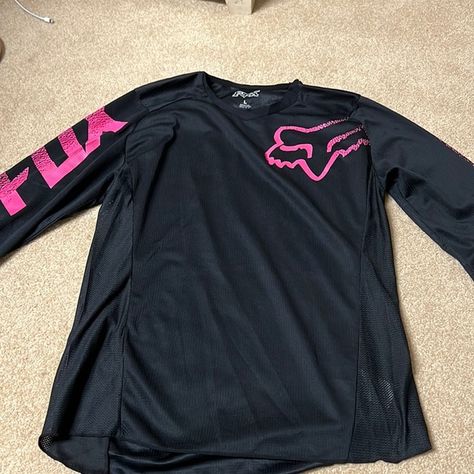 Fox lightweight riding shirt Biker Clothing Style, Fox Racing Clothing Women Outfit, Girly Fox, Fox Motocross, Fox Top, Fox Shirts, Fox Racing Clothing, Motocross Shirts, Fox Clothing