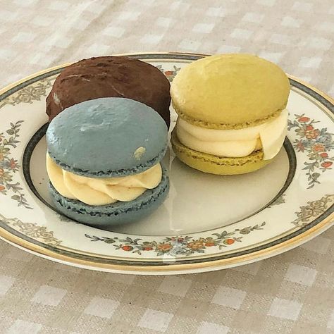 Macaron Aesthetic, Macarons Aesthetic, French Dessert, Yummy Comfort Food, Beautiful Food, Macaroons, Pretty Food, Cute Food, Aesthetic Food