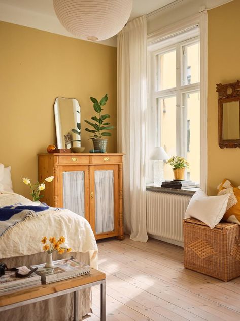 Curtains Yellow Walls, Pale Yellow Bedrooms, Beautiful House Images, Yellow Bedroom Walls, House Images, Yellow Bedroom, Interiors Dream, Beautiful Interior Design, Yellow Walls