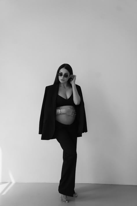 Maternity Photo Outfits Studio, Pant Suit Maternity Photoshoot, Boss Maternity Shoot, Maternity Photoshoot Black And White, Business Suit Maternity Shoot, Business Maternity Shoot, Editorial Maternity Shoot Studio, Maternity Suit Photoshoot, Blazer Maternity Shoot