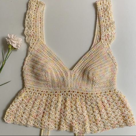 Creds: @sunshinesandcrafts on insta Crochet Granny Top, Crochet Ruffle Top, Crochet Top Outfit, Crochet Crop Top Pattern, Crochet Ruffle, Crochet Vest Pattern, Crochet Tops Free Patterns, Crochet Daisy, Crochet Summer Tops