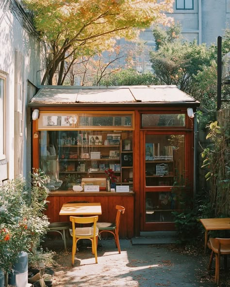 Explore the serene beauty of a small backyard garden at a modern antique store in Seoul. Captured in the nostalgic style of analogue filmmaking, this architectural photography piece beautifully depicts everyday life, blending vintage charm with contemporary design. Perfect for garden lovers and architecture enthusiasts! #Seoul #BackyardGarden #ArchitecturalPhotography #seoul🇰🇷 #cityphotos #bookstoresofinstagram #architecturephotos #antiquestore #streetstyles #modernarchitecturedesign Aesthetic Photography Vintage, Seoul Architecture, Small Shop Ideas, Seoul Garden, Place Reference, Life In Seoul, Reference Places, Architecture Japan, Everyday Photography