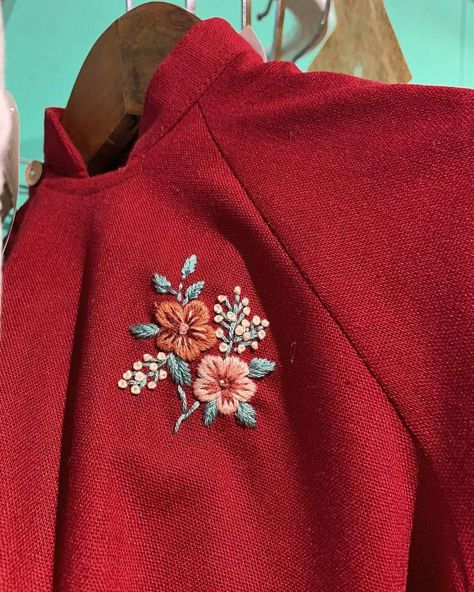 Hand Embroidery On Red Fabric, Office Embroidery, Handkerchief Embroidery, Clothes Embroidery Diy, Simple Hand Embroidery Patterns, Diy Embroidery Designs, Kurti Embroidery Design, Floral Embroidery Patterns, Embroidery Sweater