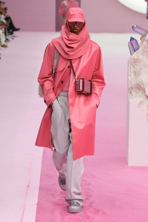 Dior Men | Menswear - Spring 2020 | Look 25 Pink Coat Winter, Coat Winter Outfit, Fondant Pink, Street Couture, Men's Business Outfits, Dior Men, Menswear Runway, Fashion Forecasting, Fits Men