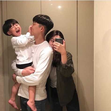 Couple With Baby, Father And Baby, Ulzzang Kids, Cute Asian Babies, 17 Kpop, Korean Babies, Asian Babies, Ulzzang Couple, Korean Couple