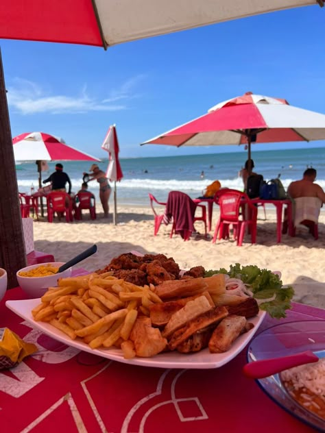 Foto de uma praia Brasileira, junto com um almoço típico das praias. Vision Board