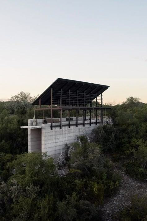 Espina sits high above a cattle ranch. Modern Agrarian Architecture, Cantilevered Architecture, Ranch Architecture, Curved House, Vertical Architecture, Cantilever Architecture, Typology Architecture, Architecture Pavilion, Waterfront Architecture