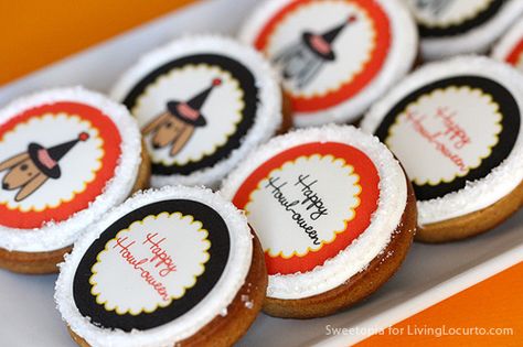 How to Make Cookies with Edible Images - Easy Halloween Party Idea - LivingLocurto.com Edible Printing Cookies, Edible Image Cookies, Edible Paper Cookies, Edible Ink Cookies, Cookies With Edible Images, Easy Decorated Cookies, Cookies For Halloween, Cream Cheese Icing Recipe, Desert Inspiration