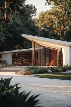 Home Design Ideas Modern, Home Exterior Inspiration, Slope House Design Architecture, Wood House Interior Design, Modern Century Home, Mid Century House Exterior, Retro Modernism, Mid Century Modern House Interior, House With Patio