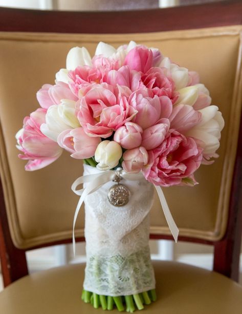 Double Tulip Bouquet, Peony And Tulip Bouquet, Tulip Bouquet Wedding, Tulip Peony, Tulip Bridal Bouquet, Roses And Tulips, Rainbow Bouquet, Light Circle, Tulips Bouquet