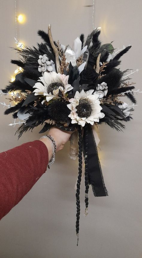 Black And Silver Flower Bouquet, Black And Silver Bouquet, Black Bouquet Wedding, Casablanca Party, Senior Hoco, Feather Bouquet, Black Bouquet, Dried Flowers Bouquet, Horse Wedding