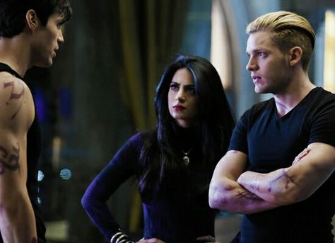 Alec Lightwood, Isabelle Lightwood and Jace Wayland Lightwood Siblings, Shadowhunters Alec, Shadowhunters Tv Series, Dominic Sherwood, Cassandra Clare Books, Shadowhunters Malec, Jace Wayland, The 100 Show, Allison Argent