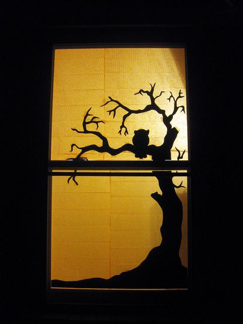 Halloween Window Silhouette How To! Halloween Window Art, Halloween Windows, Snowman Donuts, Halloween Window Silhouettes, Window Silhouette, Ghost Silhouette, Autumn Window, Window Paint, Halloween Window Decorations