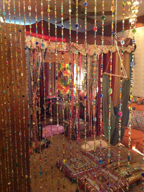 Hippy Style Room, Whimsigothic Room Decor, Maximalism Room Decor, Bed On Floor Ideas Boho, Hippy Room Aesthetic, Hippie Diy Decor, Room Inspo Hippie, Tall Ceiling Bedroom, Hippie Living Room Ideas