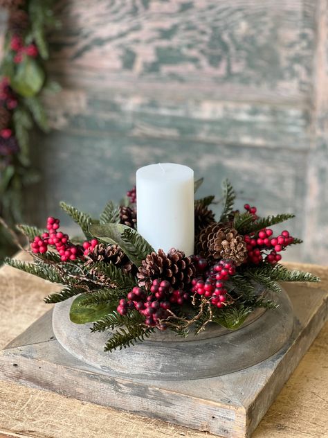 Add mini snow globes, white flowers like lilies or roses, and delicate silver napkin rings to enhance the frosty look. Candle Ring Centerpiece, Christmas Candle Wreath, Christmas Wreaths With Candles, Candle Plate Decor, Candle Rings Centerpiece, Red Kettle, Christmas Dining Table Decorations, Table Wreath, Dining Table Decorations