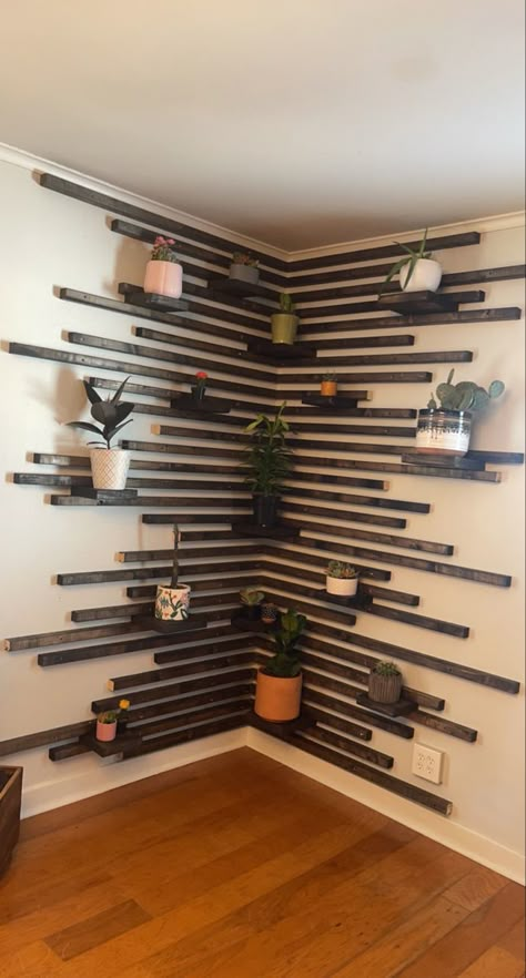 Home Office Plant Wall, Wood Wall With Plants, Wood Slat Plant Wall Indoor, Wooden Slat Plant Wall, Wood Accent Wall With Shelves, Accent Walls In Living Room With Shelves, Accent Wall With Plants, Riflaje Living, Wood Plant Accent Wall