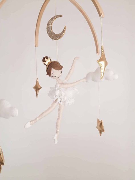 Little ballerina mobile. Customizable mobile for baby girls. A hanging mobile for a neutral yet girly nursery, perfect as a baby shower gift par MaFleurDeCoton sur Etsy Ballerina Nursery Baby Girl, Ballerina Mobile, Girls Ballerina Bedroom, Mobile For Baby, Ballerina Nursery, Girly Nursery, Crib Design, Baby Ballet, A Little Princess