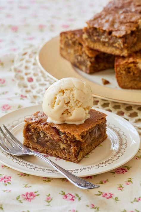 Maple Pecan Blondies Maple Pecan Blondies, Pecan Blondies Recipe, Pecan Blondies, Chewy Brownies Recipe, Brownie Brittle, Blondie Recipe, Bigger Bolder Baking, Homemade Vanilla Extract, Chewy Brownies