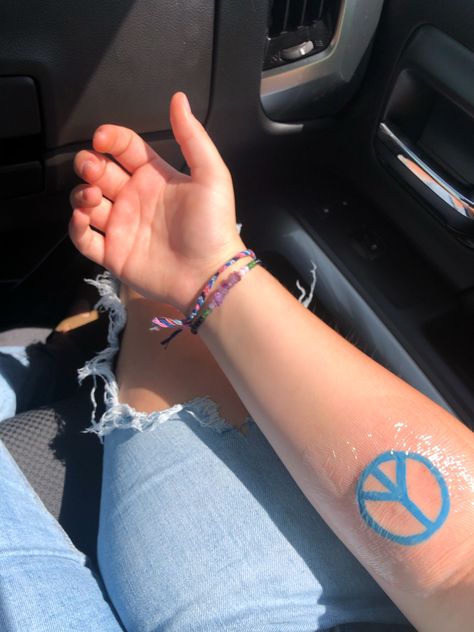 Peace Sign Tramp Stamp, Cool Peace Sign Tattoo, Peace Sign Tattoo Ideas, Peace Sign Tattoo Hippie, Peace Tattoos For Women, Hippy Tatoos Free Spirit, Peace Tattoo Designs, Peace Sign Nails, Queer Tattoos