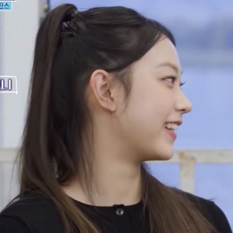 Side Profile Makeup, Haerin Newjeans Side Profile, Person Smiling Side Profile, Y2k Side Profile, Small Chin Side Profile, Haerin Side Profil, Round Forehead Side Profile, New Jeans Side Profile, Kpop Idol Side Profile