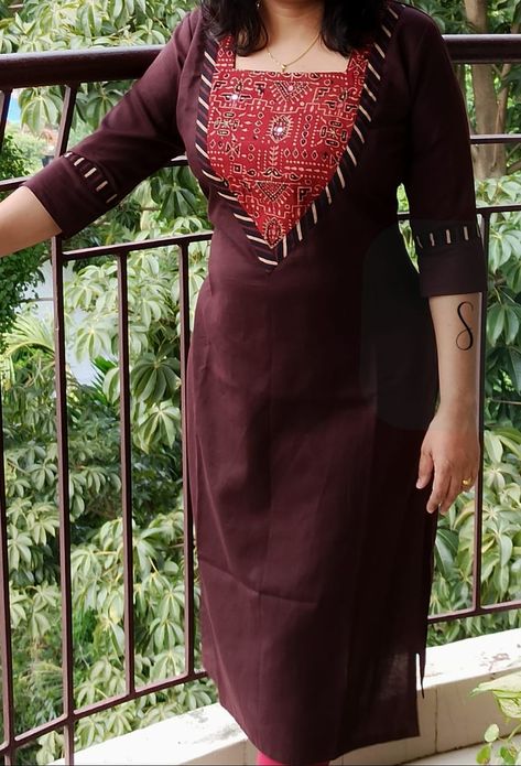 Kurthi Models Latest Neck, Kurtha Designs Latest, Collar Neck Design, Neck Design For Kurti, Plain Kurti Designs, Design For Kurti, Chudidhar Neck Designs, Salwar Neck Designs, Indian Kurti Designs