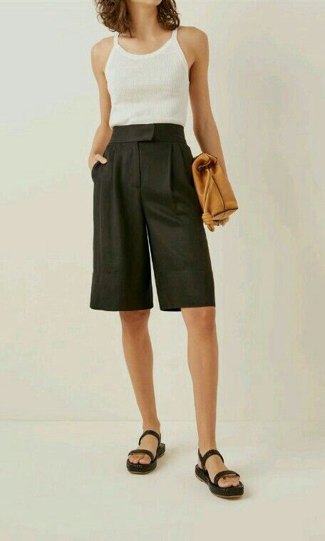 Long Trouser Shorts Outfit, Black Bermuda Shorts Outfit Summer, Smart Shorts Outfit Women, Culottes Shorts Outfit, Black Trouser Shorts Outfit, Black Bermuda Shorts Outfit, Bermuda Shorts Outfit Summer, Trouser Shorts Outfit, Tailored Shorts Outfit