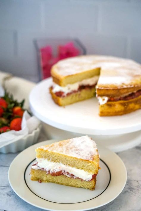 Keto Strawberry & Cream Cake - Divalicious Recipes Keto Strawberry Cream Cheese, Cream Cheese Cobbler, Summer Afternoon Tea, Strawberry Cream Cheese Cobbler, Strawberry Cream Cake, Cream Cheese Coffee Cake, Strawberry Cream Cakes, Baking With Almond Flour, Low Carb Cake